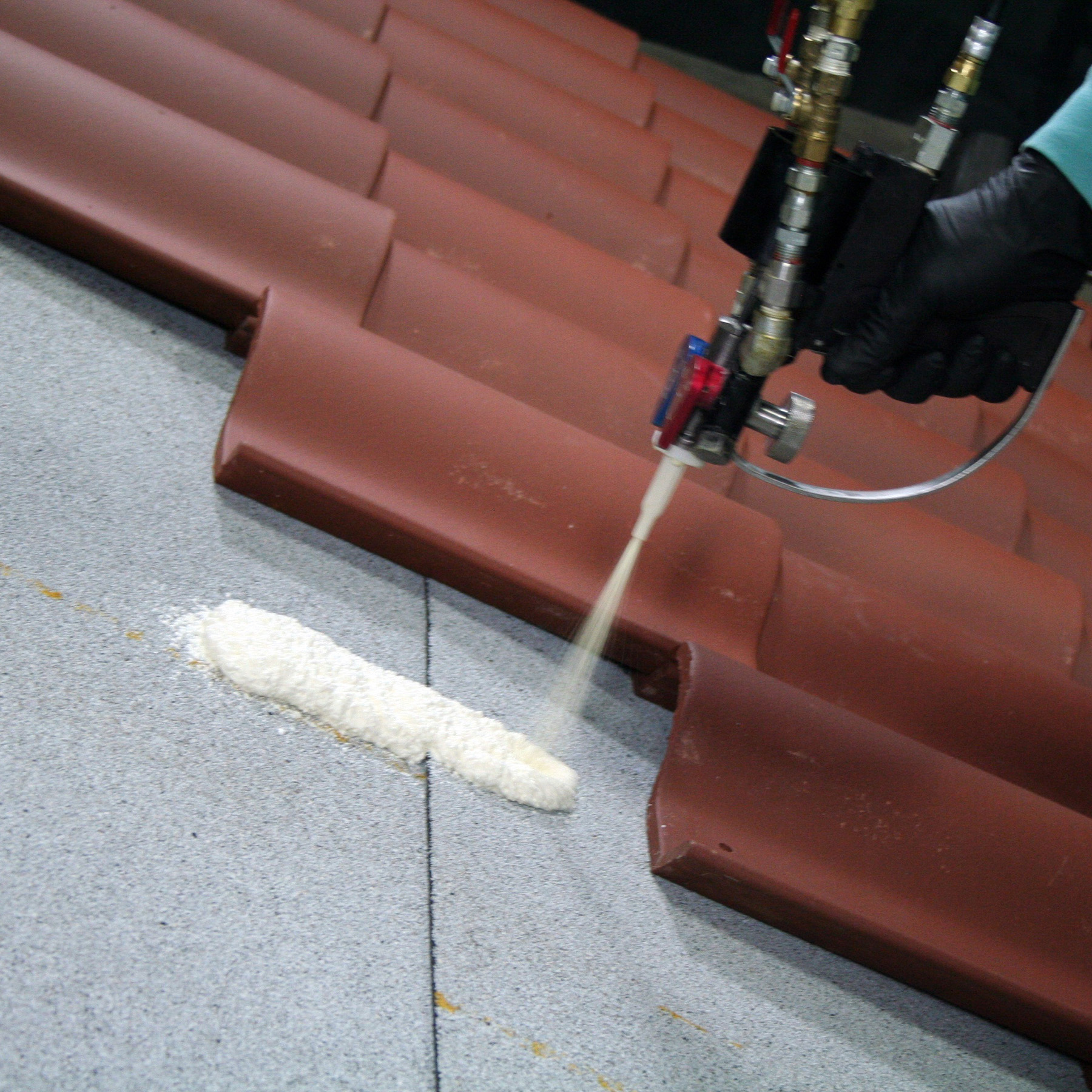 dap_stormbond2_appshot_applyingfoam_6x6-jpg